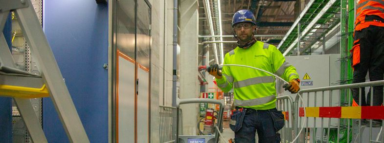 Image of NKT engineer with a cable